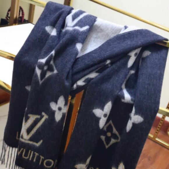 Louis Vuitton Scarf/Shawl - Picture 4 of 4